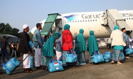   Jamaah calon haji kloter terakhir embarkasi Jakarta menaiki pesawat di Bandar Udara Halim Perdana Kusuma, Jakarta, Selasa (8/10).  (Republika/Yasin Habibi)