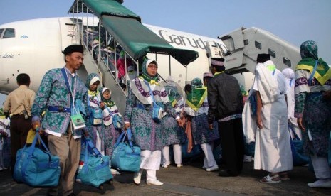   Jamaah calon haji kloter terakhir embarkasi Jakarta menaiki pesawat di Bandar Udara Halim Perdana Kusuma, Jakarta, Selasa (8/10).  (Republika/Yasin Habibi)