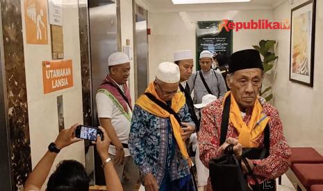 Jamaah calon haji lansia asal Indonesia di Madinah