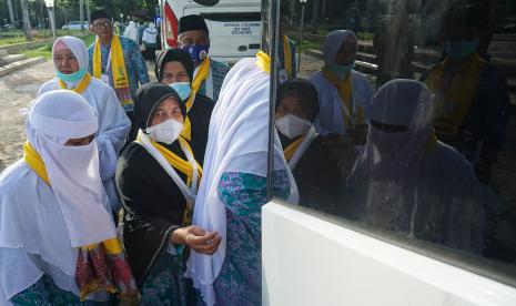 Jamaah calon haji masuk ke dalam bus usai acara pelepasan di Pendopo Gubernur Kalimantan Barat di Pontianak, Kalimantan Barat, Selasa (14/6/2022). Biaya Haji Diusulkan Naik, Al Washliyah Berharap BPKH Tambah Manfaat Dana Haji