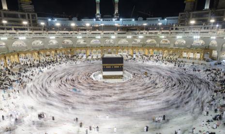 Jamaah calon haji melakukan tawaf di Masjidil Haram, Makkah, Arab Saudi, Rabu (6/7/2022). Jamaah Bisa Pantau Estimasi Keberangkatan Haji Lewat Aplikasi Pusaka