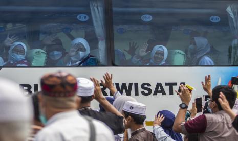 Jamaah calon haji melambaikan tangan kepada kerabatnya saat di Masjid Jami Banjarmasin, Kalimantan Selatan, Selasa (14/6/2022). Embarkasi Banjarmasin pada musim haji 1443 H atau tahun 2022 ini akan memberangkatkan sebanyak 2.482 jamaah calon haji, yakni dari Kalimantan Selatan sebanyak 1.743 orang dan dari Kalimantan Tengah sebanyak 739 orang yang terbagi menjadi tujuh kelompok terbang (kloter).