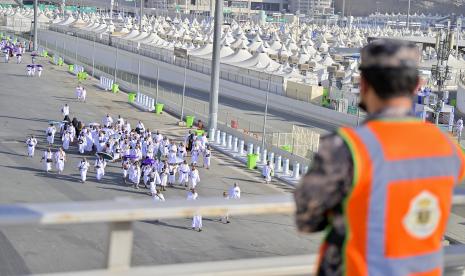 Jamaah haji melintasi Mina saat mengikuti prosesi puncak haji di Makkah, Arab Saudi, Kamis (7/7/2022). Jutaan umat muslim berkumpul di Padang Arafah untuk mengikuti prosesi haji 1443 H/2022 M yang memasuki fase puncak pada Jumat (8/7). Jamaah Haji Bermalam di Muzdalifah dan Menuju Mina