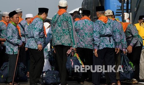 Calon jamaah haji bersiap naik pesawat saat pemberangkatan kloter pertama Embarkasi Jakarta Pondok Gede, Halim Perdanakusuma, Jakarta, Selasa (9/8). 