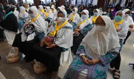 Jamaah calon haji mengikuti acara pelepasan di Pendopo Gubernur Kalimantan Barat di Pontianak, Kalimantan Barat, Selasa (14/6/2022). Sebanyak 1.146 calon haji dari Kalimantan Barat yang terdiri dari 529 laki-laki dan 617 perempuan akan diberangkatkan ke tanah suci melalui Bandara Supadio pada 15-17 Juni 2022. Seluruh Jamaah Haji Kalteng dalam Kondisi Sehat