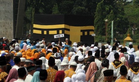 Jamaah calon Haji mengikuti kegiatan manasik haji di Lapangan Tegar Beriman, Bogor, Jawa Barat, Sabtu (14/7). 