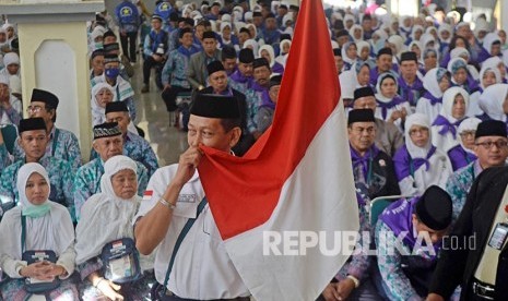 Calon jamaah haji mengikuti prosesi pelepasan di Asrama Haji Sudiang, Makassar (ilustrasi) 