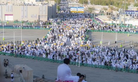 Jamaah calon haji mengikuti prosesi puncak haji di Mekkah, Arab Saudi, Jumat (8/7/2022). Jutaan umat muslim berkumpul di Padang Arafah untuk mengikuti prosesi haji 1443 H/2022 M yang memasuki fase puncak pada Jumat (8/7). Emir Makkah: Turunnya Jamaah dari Bukit Arafah Lancar 