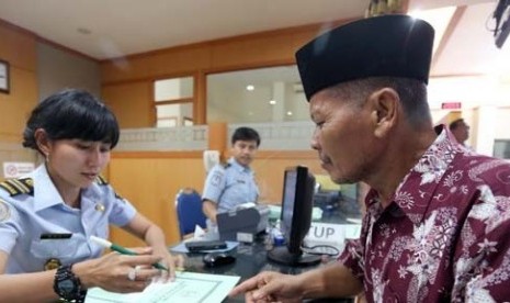 Jamaah calon haji mengurus paspor di kantor Imigrasi (Ilustrasi)