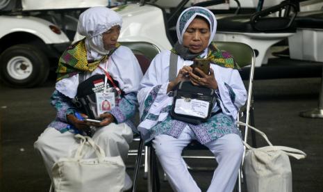 Jamaah calon haji menunggu golf car saat tiba di Asrama Haji Sudiang, Makassar, Sulawesi Selatan, Kamis (30/6/2022). Jumlah jamaah calon haji yang diberangkatkan dari embarkasi Makassar sebanyak 7.247 calon jamaah haji yang berasal dari delapan provinsi dan 19 kloter. 