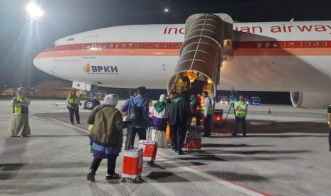 Jamaah calon haji NTB saat diberangkatkan melalui Embarkasi Bandara Internasional Lombok, Jumat (24/05/2024).