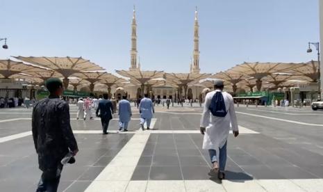 Jamaah calon haji saat hendak melaksanakan ibadah Sholat Jumat di Masjid Nabawi, Jumat (10/6/2022). Seorang Jamaah Haji Khusus Wafat karena Serangan Jantung