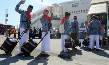 Jamaah calon haji siap naik pesawat menuju Tanah Suci