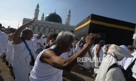 Jamaah calon haji tengah melakukan manasik haji. Calhaj Solo Lakukan Pemantapan Manasik Haji di Loji Gandrung