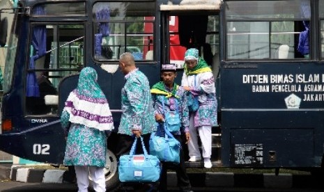 Jamaah calon haji tiba di asrama haji Pondok Gede, Jakarta Timur.