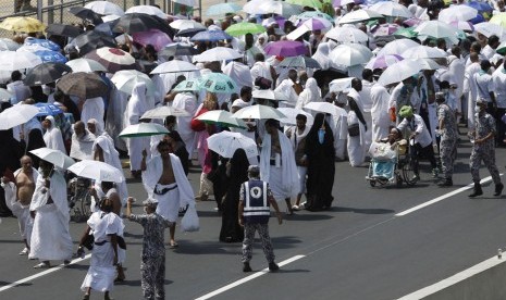 Jamaah dalam ritual prosesi haji di Mina.