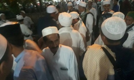 Jamaah dari berbagai daerah mulai berdatangan ke Solo untuk mengikuti Haul Habib Ali bin Muhammad Al Habsyi yang berlangsung Senin (8/1).