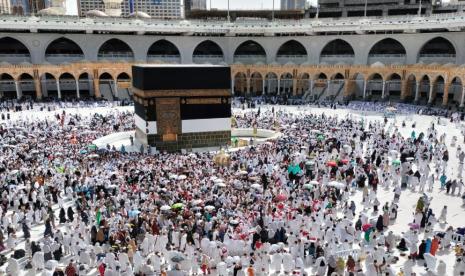 Jamaah dari berbagai negara  sedang bertawaf di seputar Kabah.