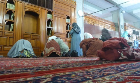 Jamaah dari berbagai penjuru dunia melaksanakan shalat sunnah dan berdoa di Masjid Quba, Madinah, Arab Saudi, pada Senin (7/8).