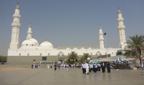 Jamaah dari berbagai penjuru dunia mendatangi Masjid Quba, Madinah, Arab Saudi, pada Senin (7/8).