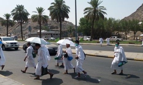 Jamaah dari segala penjuru dunia berjalan kaki melewati jalan Raja Fahd, Syisyah, menuju Arafah, Sabtu (10/9) untuk persiapan melakukan ibadah wukuf. (Republika/Didi Purwadi)