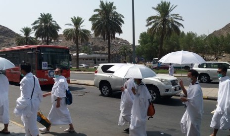 Jamaah dari segala penjuru dunia berjalan menuju Arafah.