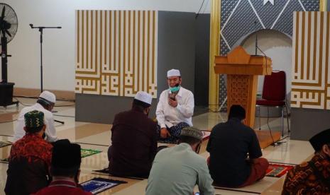 Jamaah di Masjid Raya Sumatera Barat melaksanakan sholat sunat Gerhana, Ahad (21/6) 