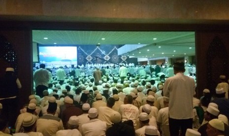 Jamaah Dzikir dan Shalawat untuk Negeri memadati bagian dalam Masjid At-Tin, Jakarta Timur.