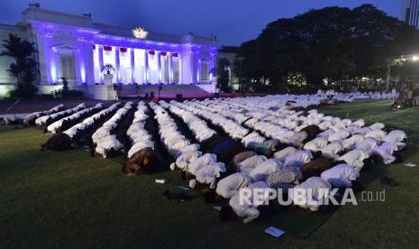 Jamaah Dzikir Kebangsaan melaksanakan salat di halaman Istana Merdeka, Jakarta, Selasa (1/8). 