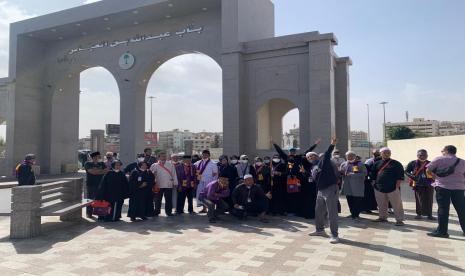  Pengalaman Ziarah ke Taif yang Kembali Diizinkan Arab Saudi. Foto: Jamaah Firdaus Mulia Abadi (firdaus tour) City Tour dan makan Nasi Mandi di Thaif, pada, Jumat (18/4). Semua situs-situs bersejarah sudah dibuka untuk dikunjungi.