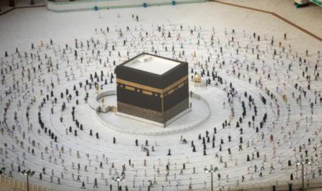 Jamaah haji disiplin menjaga protokol kesehatan selama pelaksanaan manasik.Jamaah haji 2020 melakukan tawaf.