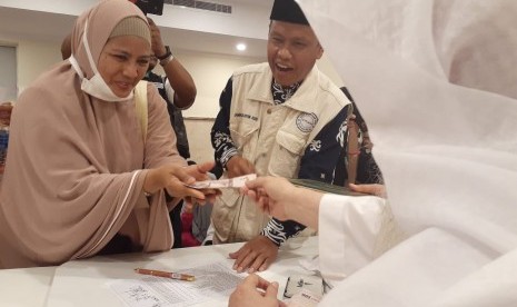 Jamaah haji Aceh menerima uang pemberian wakaf dari Baitul Asyi di Hotel 221 kawasan Syisah, Makkah, Senin (29/7). Setiap orang jamaah asal Aceh, berhak mendapatkan uang wakaf 1200 riyal per orang dari Baitul Asyi setiap tahunnya. 