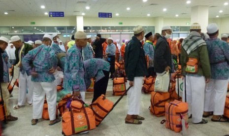 Jamaah haji antre di bandara Madinah.