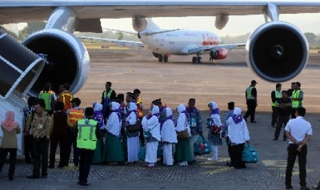 Jamaah haji antre naik pesawat di Bandar Udara Internasional Sultan Hasanuddin, Makassar, Jumat (21/8).