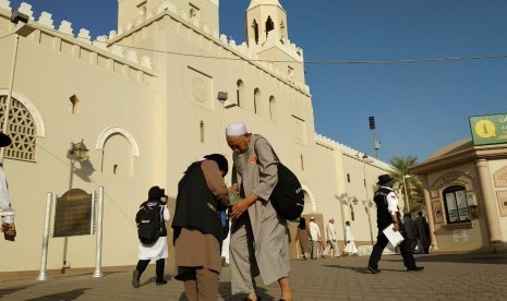 Mulai 1 Desember, Perjalanan Haji China Hanya Lewat CIA. Jamaah haji asal Cina berhenti sejenak di Bir Ali, Madinah, guna membaca niat ihram dan shalat dua rakaat sebelum menuju Makkah, Kamis (26/7).