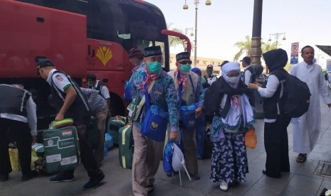 Jamaah haji asal Embarkasi Surabaya Kloter 41, tiba di Madinah setelah menempuh perjalanan sekitar enam jam dari Makkah, Rabu (21/8). Rombongan pertama yang tiba mencapai 450 jamaah (1 kloter). Rabu ini dijadwalkan ada 14 kloter yang tiba di Madinah untuk jamaah haji gelombang kedua. 