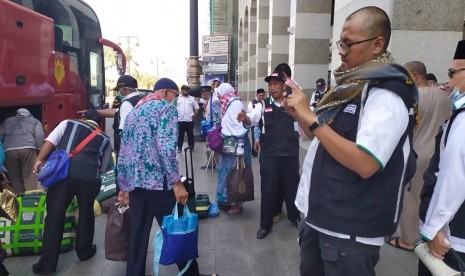 Jamaah haji asal Embarkasi Surabaya Kloter 41, tiba di Madinah setelah menempuh perjalanan sekitar enam jam dari Makkah, Rabu (21/8). Rombongan pertama yang tiba mencapai 450 jamaah (1 kloter). Rabu ini dijadwalkan ada 14 kloter yang tiba di Madinah untuk jamaah haji gelombang kedua. 