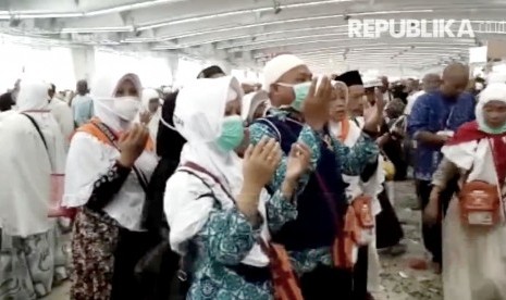 Jamaah haji asal Indonesia saat melakukan lontar Jumrah.