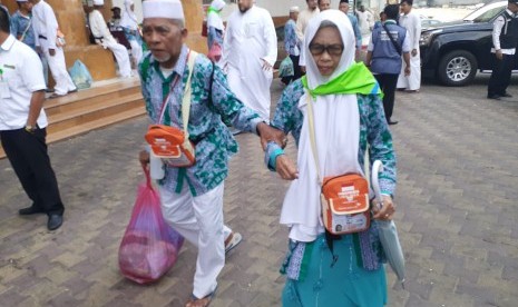 Jamaah haji asal Kloter 15 BPN meninggalkan hotelnya untuk pergi ke Madinah, Jumat (6/8).