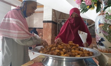 Percakapan Bahasa Arab Saat Membeli Oleh-Oleh di Tanah Suci. Foto: Jamaah haji asal Kloter 21 BTH yang tinggal di Hotel 102, Syisah, Makkah, mengambil kurma gratis yang disediakan oleh pihak hotel, Rabu (31/7). Untuk memuliakan para tamu Allah tersebut, sejumlah hotel menyediakan fasilitas tambahan di luar kontrak yang disepakati dengan PPIH Arab Saudi. Di antaranya, menyediakan kurma gratis dan kue di jam-jam tertentu. 