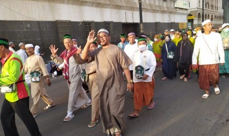 Jamaah haji asal kloter 21 JKG jalan sehat berusia seusai shalat Subuh, di Madinah. Kegiatan ini dilakukan sebagai upaya tetap menjaga kebugaran selama menjalankan ibadah haji. Kemenag Minta Pembimbing Beri Pelatihan Fisik untuk Jamaah Haji