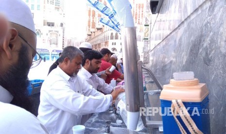 Jamaah haji asal Pakistan dan India mengambil air zamzam di depan pelataran Masjid al-Haram, Makkah, Ahad (30/7). Manajemen Dua Masjid Suci Nabawi dan Masjid al-Haram, menyediakan air zamzam di berbagai titik.