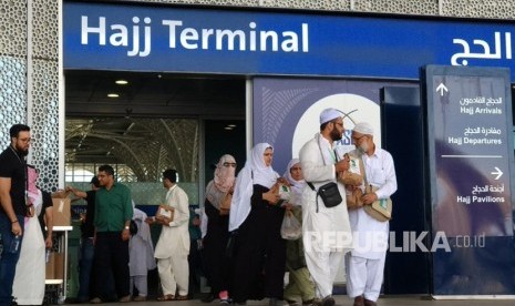 Jamaah haji asal Pakistan tiba di Bandara AMA, Selasa (17/7). Kebanyakan jamaah pria Pakistan maupun dari Asia Selatan lainnya datang ke Tanah Suci mengenakan shalwar kamiz, baju tradisional mereka.