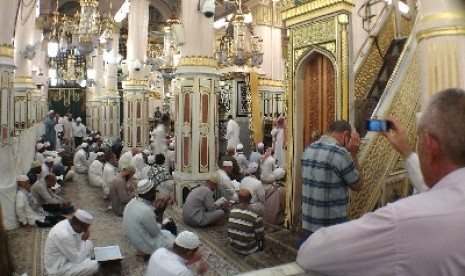 Jamaah Haji asal Turki memotret Raudhah di Masjid Nabawi, Madinah, Senin (28/10). 