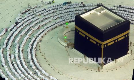  Pentingnya Karantina bagi Jamaah Haji di Masa Pandemi. Foto: Jamaah haji shalat untuk pertama kalinya sejak awal pandemi virus corona, di depan Ka