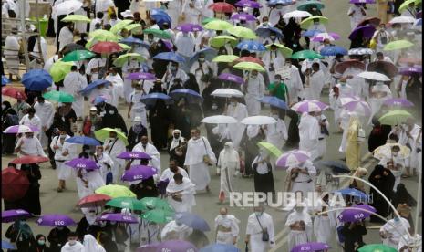  Jamaah haji berada di padang Arafah untuk melaksanakan wukuf. Menkes Minta Angka Kematian Jamaah Haji Turun.