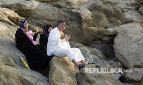 Jamaah haji berdoa di Jabal Rahmah saat berwukuf di Padang Arafah, Makkah, Arab Saudi, Sabtu (10/8). Sekitar 2 juta jamaah haji dari berbagai negara  berwukuf di tempat ini sebagai salah satu syarat sah berhaji.