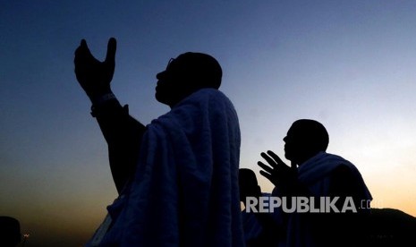 Makna Wukuf dalam Berhaji. Foto: Jamaah haji berdoa di Jabal Rahmah saat berwukuf di Padang Arafah, Makkah, Arab Saudi, Sabtu (10/8). Sekitar 2 juta jamaah haji dari berbagai negara  berwukuf di tempat ini sebagai salah satu syarat sah berhaji.