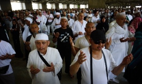 Jamaah haji berdoa usai melempar Jumrah Wusto di Jamarat, Mina