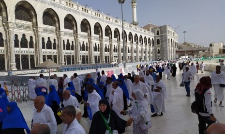 Malaikat Peluk Jamaah Haji yang Jalan Kaki. Foto:  Jamaah haji berduyun-duyun memasuki area Masjidil Haram, Makkah, Rabu (7/8). Walau tidak ada bus yang membawa mereka ke Masjidil Haram, jamaah tetap datang dengan menggunakan taksi atau berjalan kaki. 